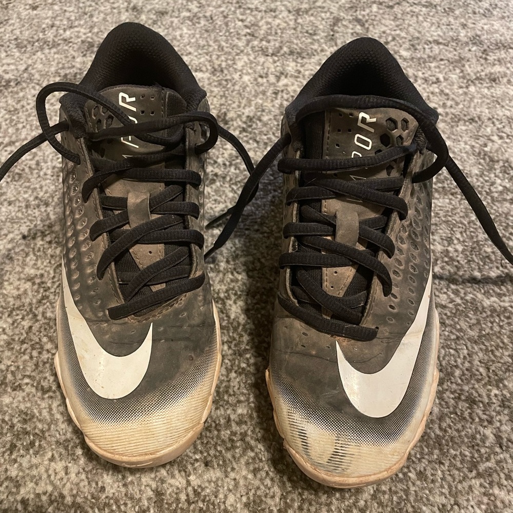 Kids Softball Cleats, size 3.